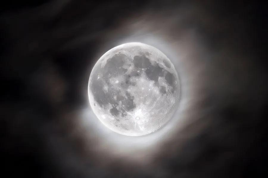月亮为什么会发光(月球表面的神秘闪光是什么?)