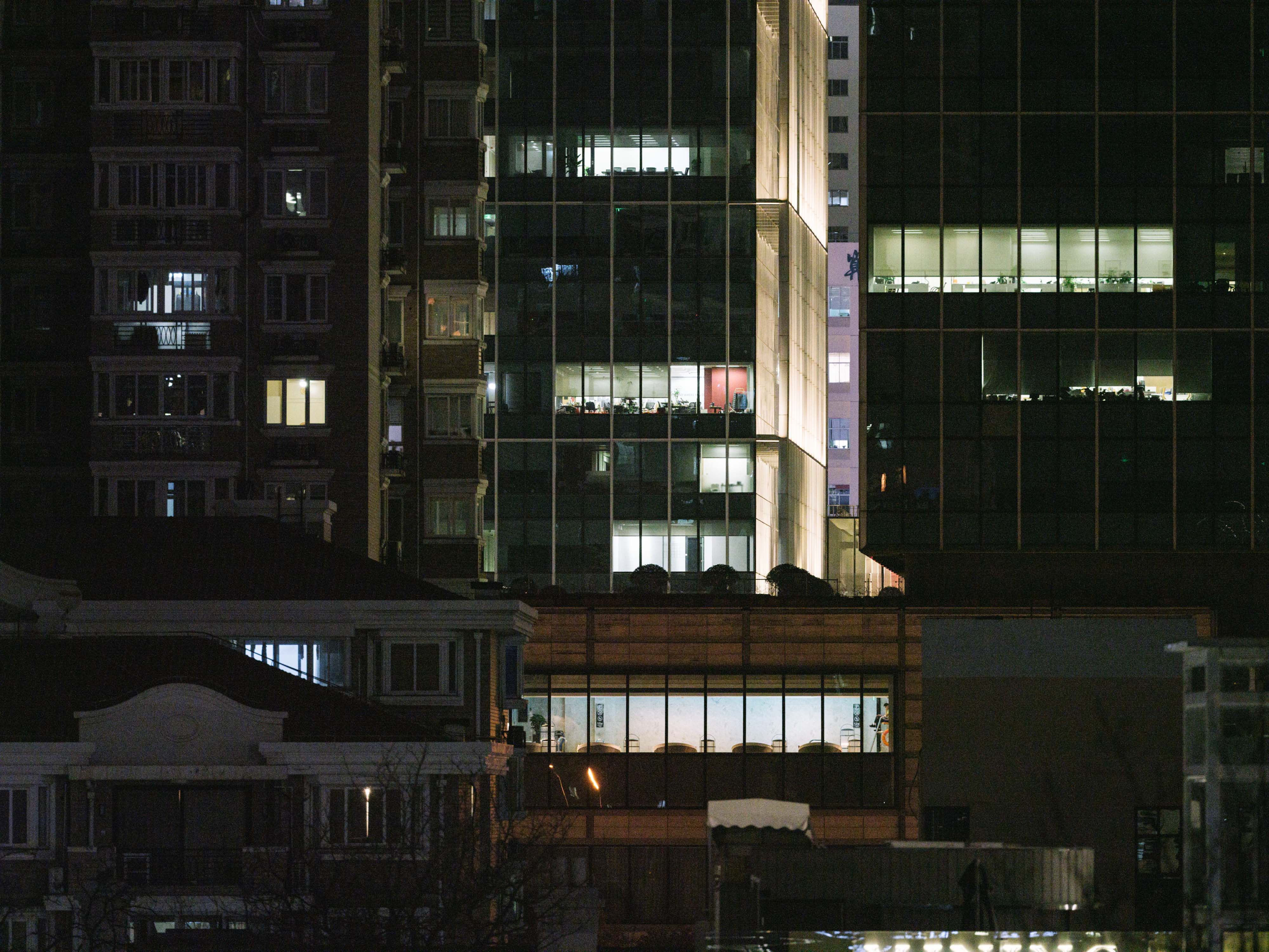 《城市低碳72策：实务者言》：上海夜间办公楼